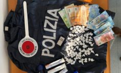 Un etto di cocaina e 2000 euro in contanti: arrestato spacciatore al Trasimeno