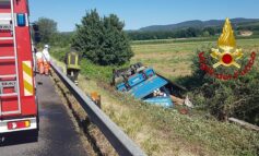 Camion si ribalta sul Raccordo tra Passignano e Tuoro: ferito l'autista