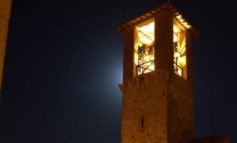 L’illuminazione valorizza la bellezza dell’antico castello di Agello