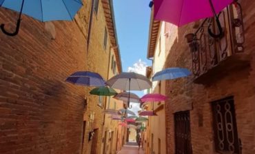 Dopo la via degli ombrelli a Paciano arriva il “vicolo delle caramelle”