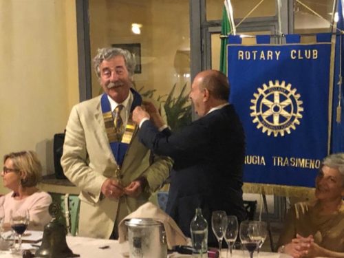 Passaggio della campana per il club Rotary Perugia Trasimeno Passaggio della campana per il club Rotary Perugia Trasimeno