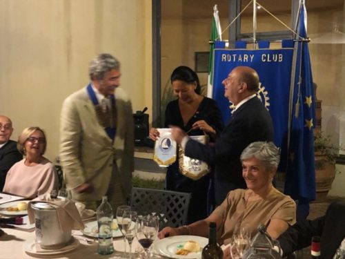 Passaggio della campana per il club Rotary Perugia Trasimeno Passaggio della campana per il club Rotary Perugia Trasimeno