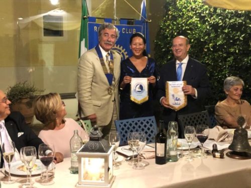 Passaggio della campana per il club Rotary Perugia Trasimeno Passaggio della campana per il club Rotary Perugia Trasimeno