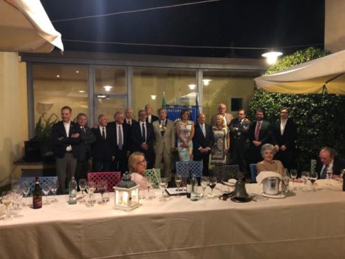 Passaggio della campana per il club Rotary Perugia Trasimeno Passaggio della campana per il club Rotary Perugia Trasimeno