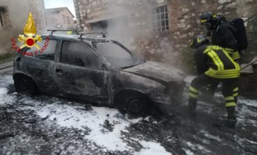 Auto a gas in fiamme: l'intervento dei pompieri scongiura il peggio