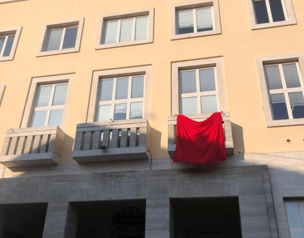 25 novembre, il Comune di Piegaro espone un drappo rosso