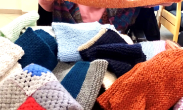 Le anziane delle RSA donano sciarpe alla Caritas: saranno distribuite a Natale ai più bisognosi