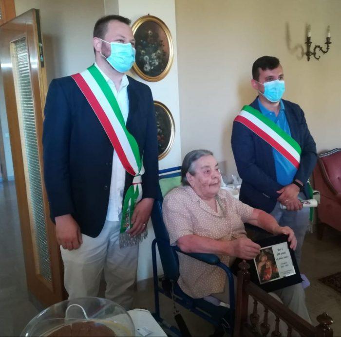 Festa per i 100 anni della dirigente scolastica Vera Salvi in Righi