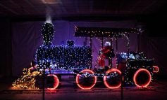 Una locomotiva addobbata illumina il Natale di Gioiella