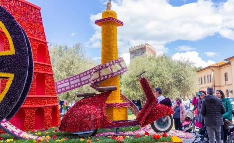 Doppia sfilata dei carri alla Festa del Tulipano, tripudio di colori a Castiglione
