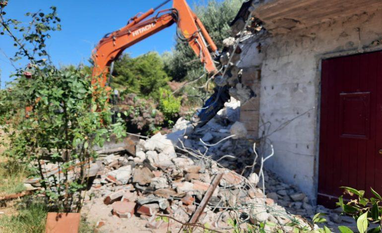Abusi edilizi, iniziata la demolizione di due edifici in una zona di pregio ambientale