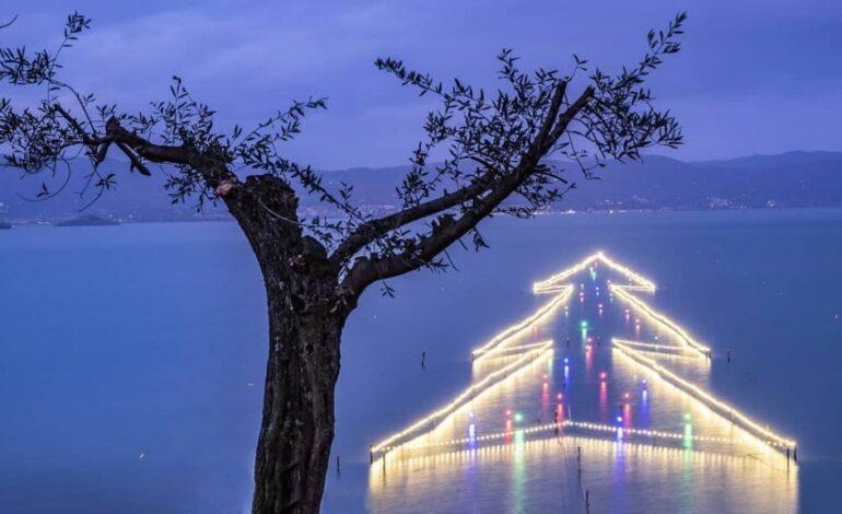 “Luci sul Trasimeno”, torna l’Albero di Natale in acqua più grande del mondo