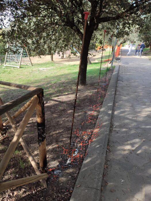 Atti vandalici ai giardinetti nella notte di Halloween