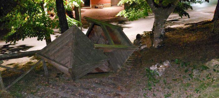 Atti vandalici ai giardinetti nella notte di Halloween