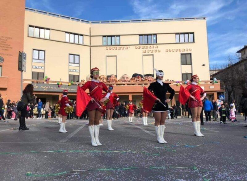 Carnevale Magionese, al lavoro per la sfilata di domenica con carri e tante maschere Carnevale Magionese, al lavoro per la sfilata di domenica con carri e tante maschere