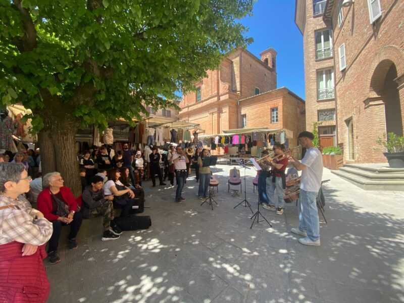 Musica itinerante grazie all'incontro tra il Liceo Musicale e il Gruppo Ecologista "Il Riccio" Musica itinerante grazie all'incontro tra il Liceo Musicale e il Gruppo Ecologista "Il Riccio"
