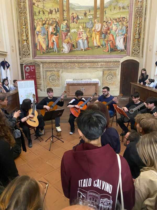 Musica itinerante grazie all'incontro tra il Liceo Musicale e il Gruppo Ecologista "Il Riccio" Musica itinerante grazie all'incontro tra il Liceo Musicale e il Gruppo Ecologista "Il Riccio"