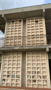 Cimitero di Sanfatucchio in abbandono: la denuncia di una cittadina