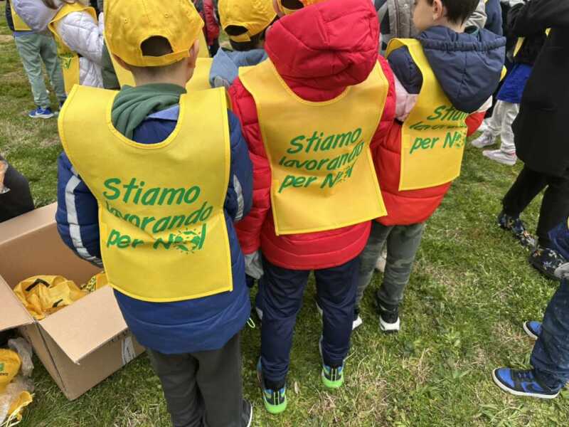 Nella Giornata delle vittime delle mafie la scuola "Radice" celebra la cura dell'ambiente Nella Giornata delle vittime delle mafie la scuola "Radice" celebra la cura dell'ambiente