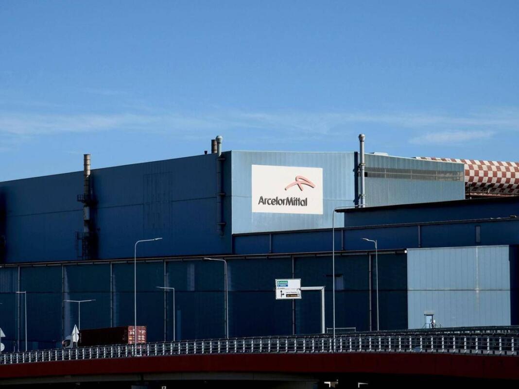 Ex Ilva, scoppia la protesta: lavoratori occupano l’aeroporto di Genova