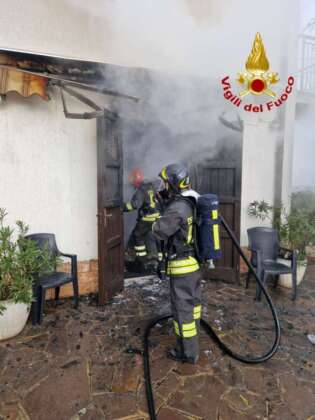 Incendio in un'abitazione a Castiglione del Lago, intervengono i Vigili del fuoco Incendio in un'abitazione a Castiglione del Lago, intervengono i Vigili del fuoco