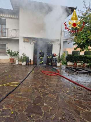 Incendio in un'abitazione a Castiglione del Lago, intervengono i Vigili del fuoco Incendio in un'abitazione a Castiglione del Lago, intervengono i Vigili del fuoco