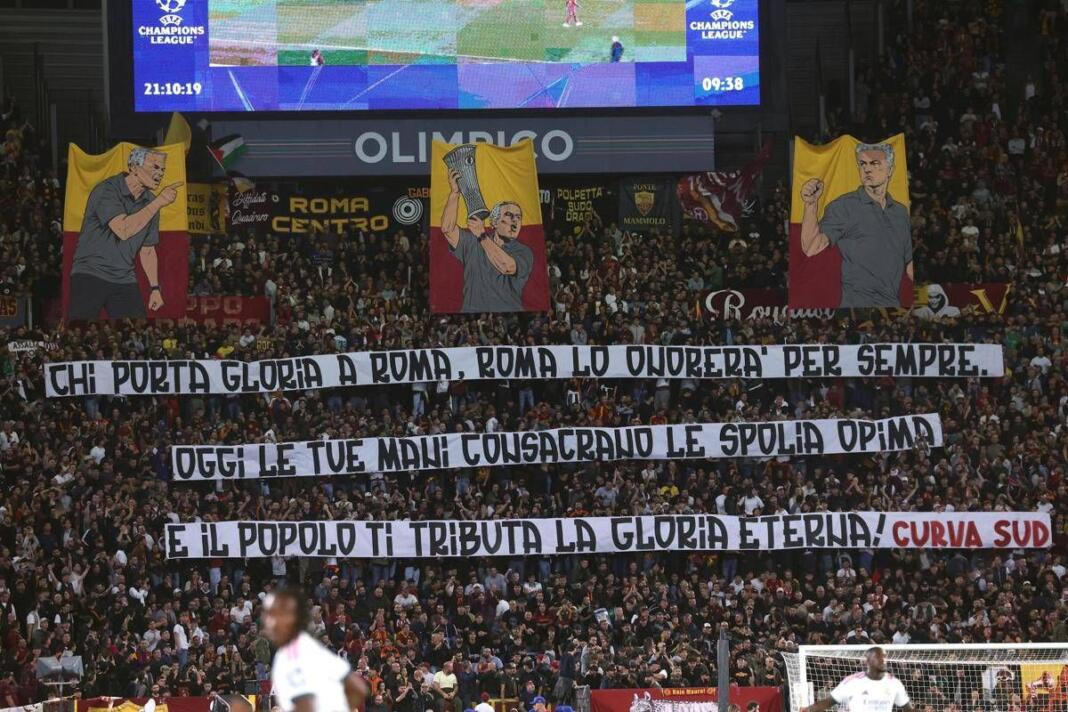 L’Olimpico celebra Mourinho: cori, striscioni e lui manda un bacio alla Curva Sud