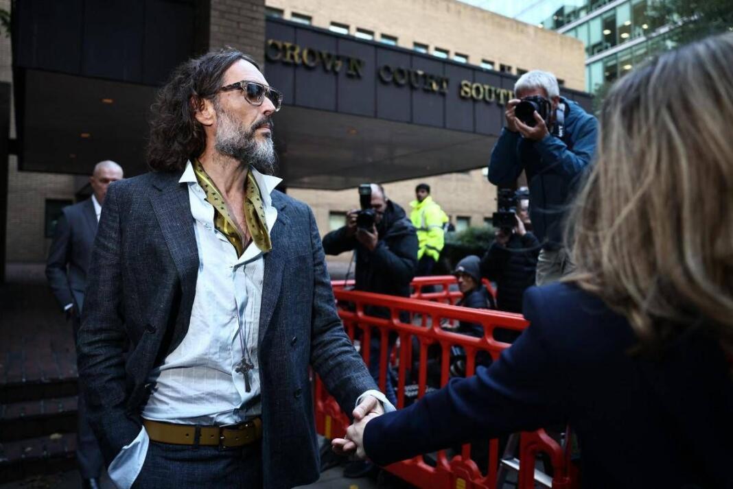 Processo a Russell Brand, la terza accusatrice in aula: “Ho chiuso gli occhi e ho cercato di non essere lì”