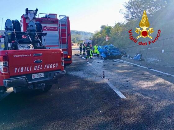 Scontro auto-mezzo pesante sul raccordo: due feriti gravi Scontro auto-mezzo pesante sul raccordo: due feriti gravi