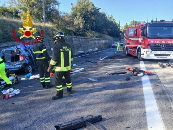 Scontro auto-mezzo pesante sul raccordo: due feriti gravi Scontro auto-mezzo pesante sul raccordo: due feriti gravi